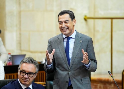  El presidente de la Junta, Juan Manuel Moreno, durante la sesi�n de control al Gobierno