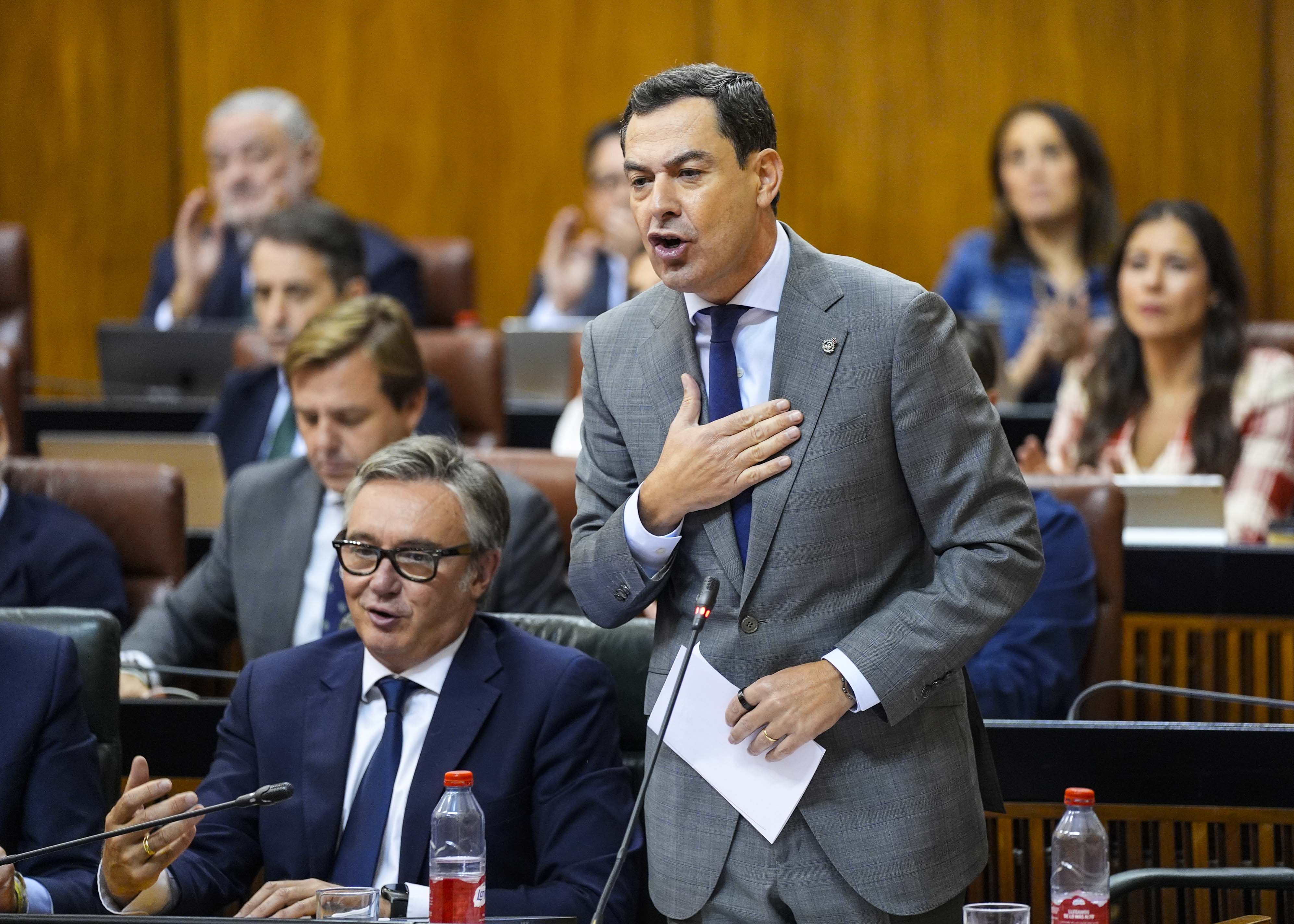  El presidente de la Junta, Juan Manuel Moreno, contesta a las preguntas de los portavoces