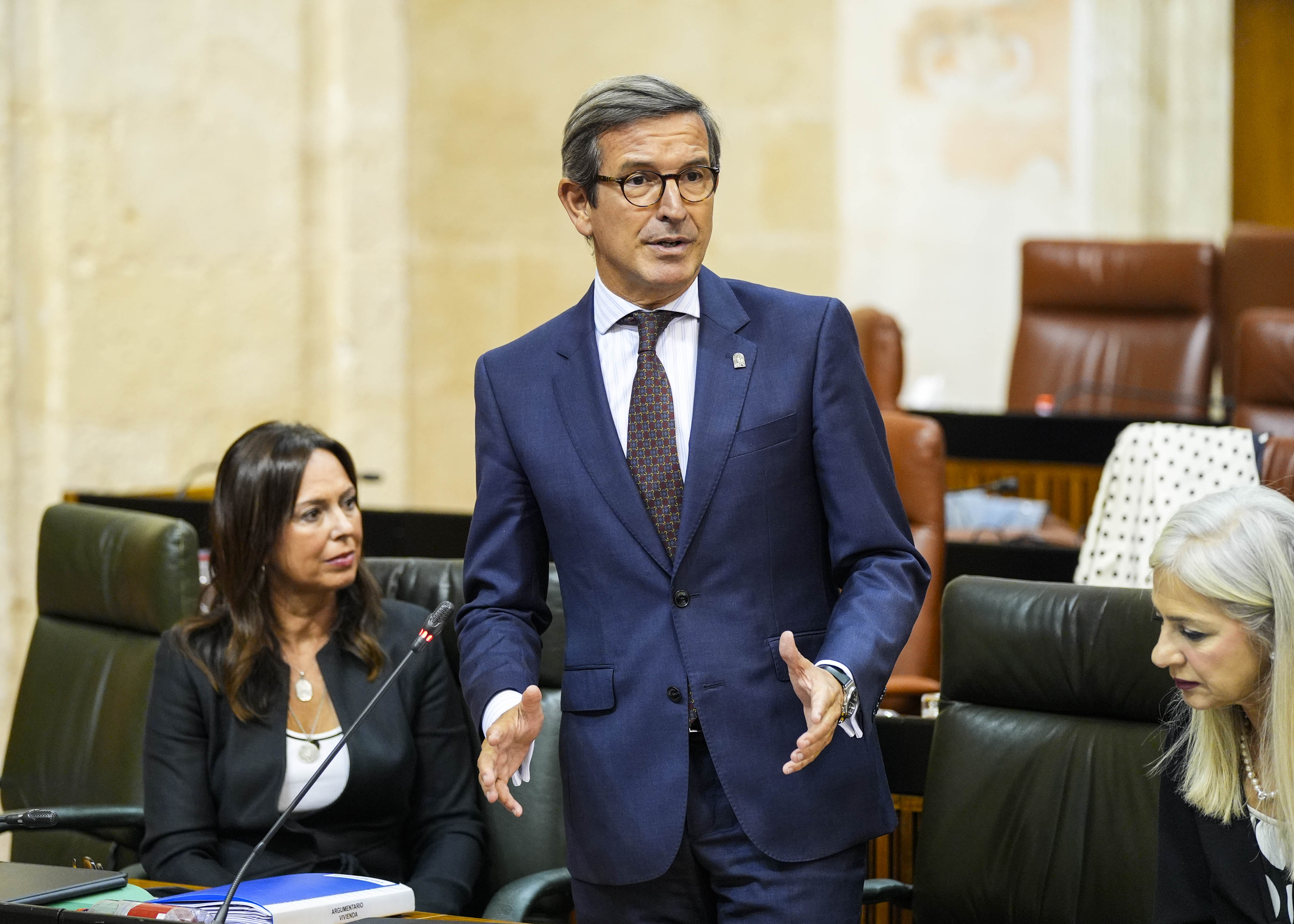   Jorge Paradela, consejero de Universidad, Industria, Energ�a e Innovaci�n, durante la sesi�n de control