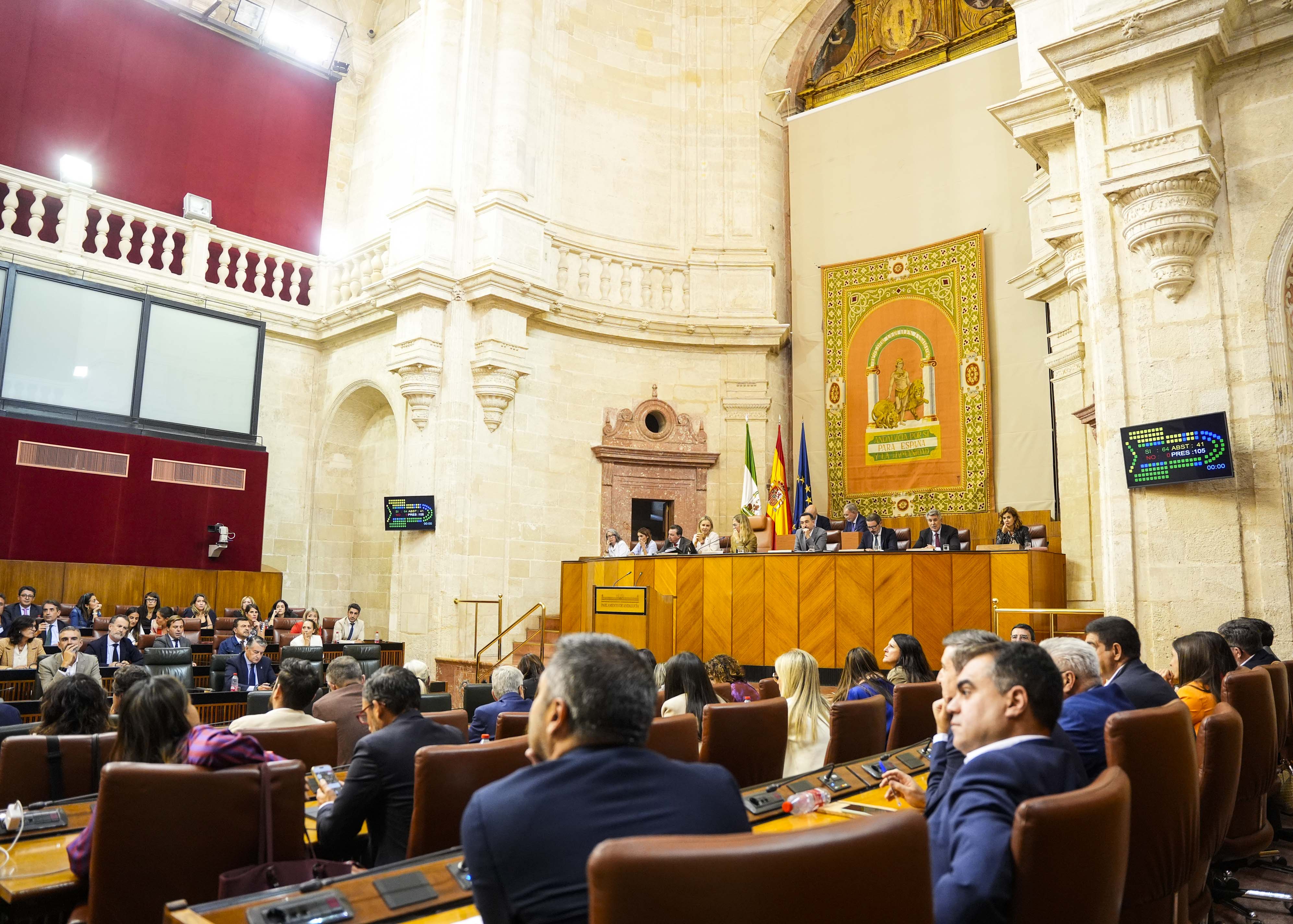  El representante socialista indica a su grupo el sentido del voto