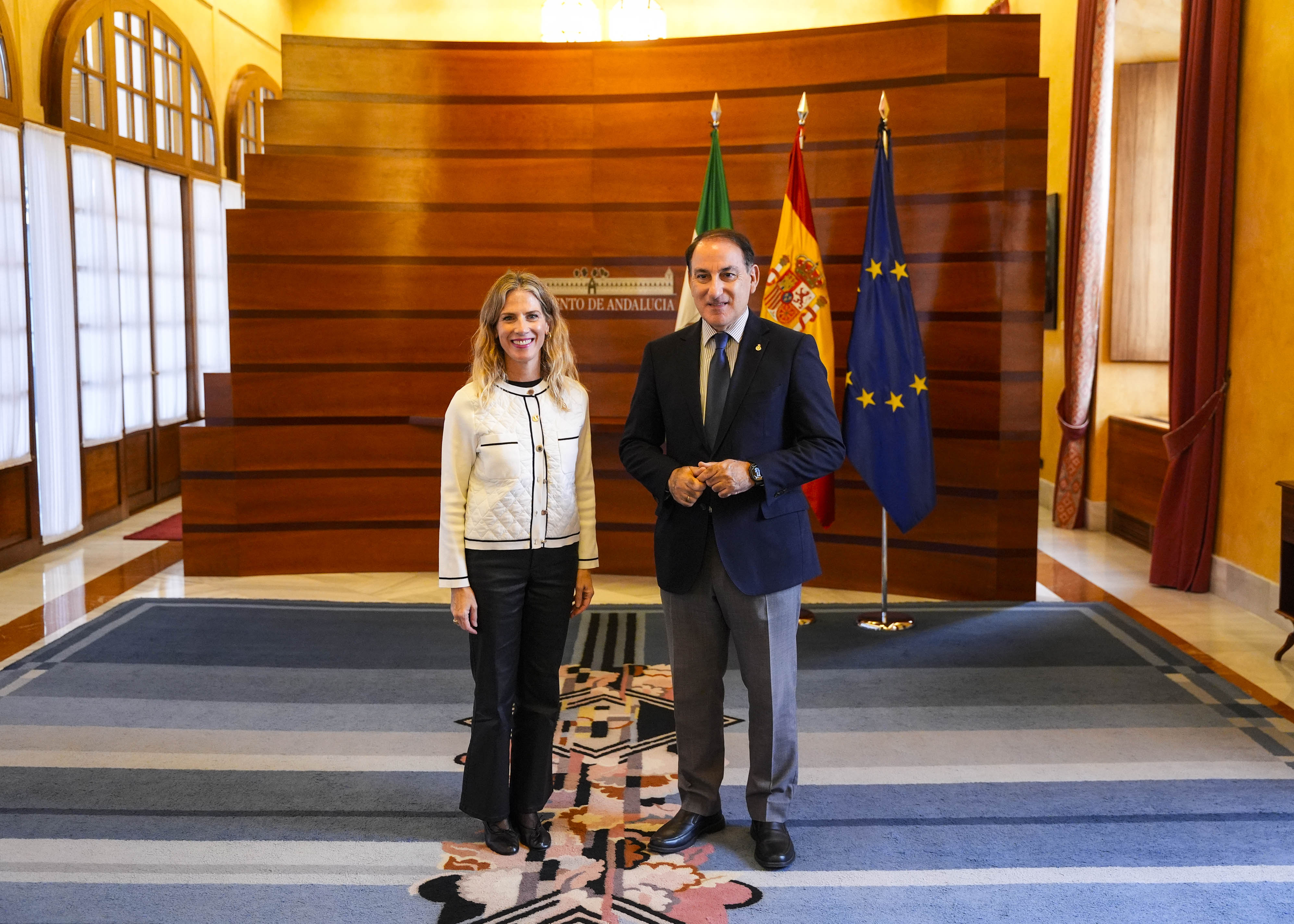  La presidenta del Parlamento recibe al presidente de la Confederaci�n de Empresarios de Andaluc�a, Javier Gonz�lez de Lara