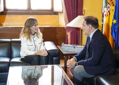  Ana Mestre reunida con el presidente de la CEA