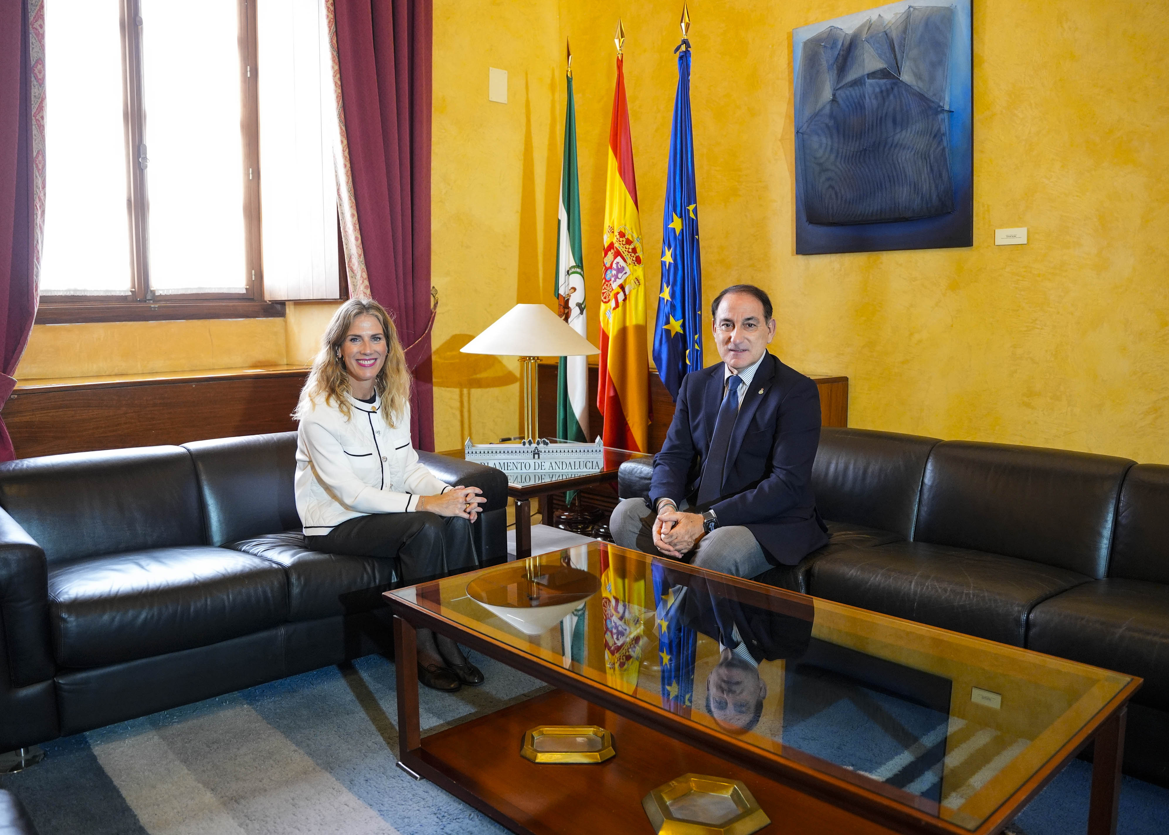  La presidenta del Parlamento y el presidente de los empresarios andaluces durante el encuentro