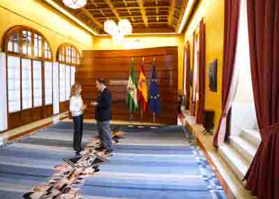  Ana Mestre y Javier Gonz�lez de Lara conversan en el sal�n de Protocolo del Parlamento