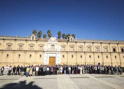 El Parlamento de Andaluc�a guarda un minuto de silencio por el accidente ferroviario 