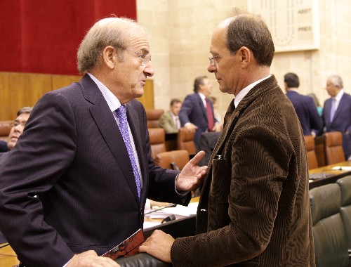 El consejero de Medio Ambiente, Jos Juan Daz Trillo, conversa con Pedro Rodrguez, diputado del Grupo Popular y alcalde de Huelva