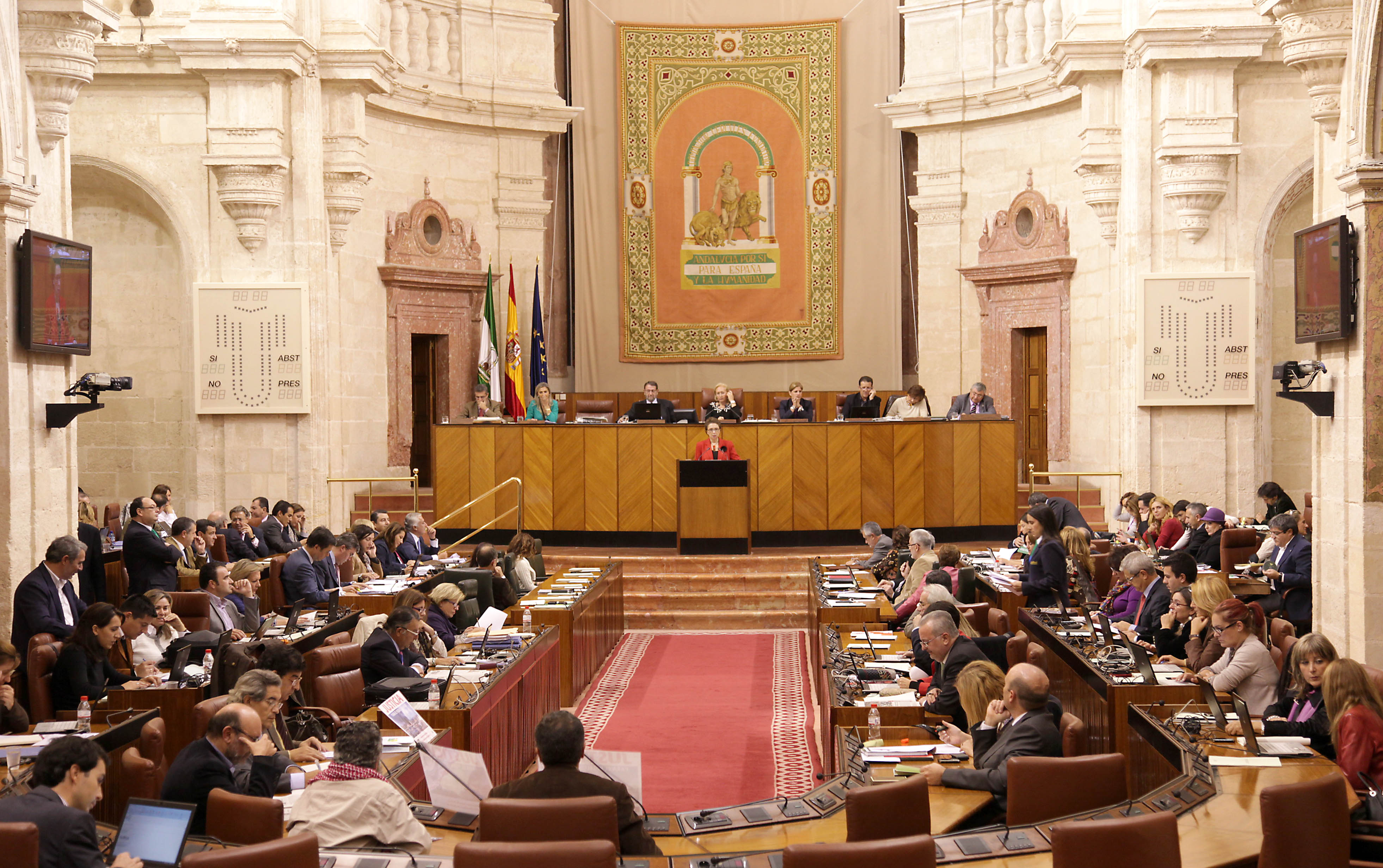 El Pleno del Parlamento asiste a la presentacin del proyecto de Ley de Presupuesto a cargo de la consejera de Hacienda y Administracin Pblica