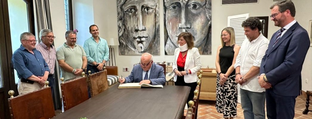 Jesús Aguirre firma el libro de honor del Ayuntamiento de Palma del Río en presencia de su alcaldesa y la corporación municipal