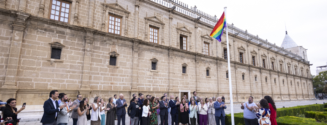 La Bandera de la diversidad ondea en la fachada del Parlamento andaluz