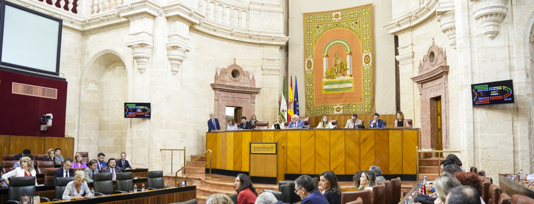 La Mesa del Parlamento durante las votaciones