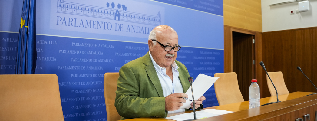 El presidente del Parlamento, Jesús Aguirre, hace un balance en rueda de prensa del segundo periodo de sesiones ante los medios de comunicación