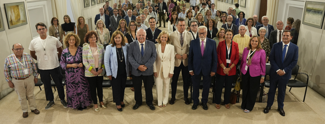 Foto de familia de los asistentes al acto por el Día Mundial del Alzheimer