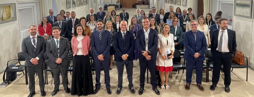 Foto de familia de los asistentes al encuentro sobre derecho e inteligencia artificial