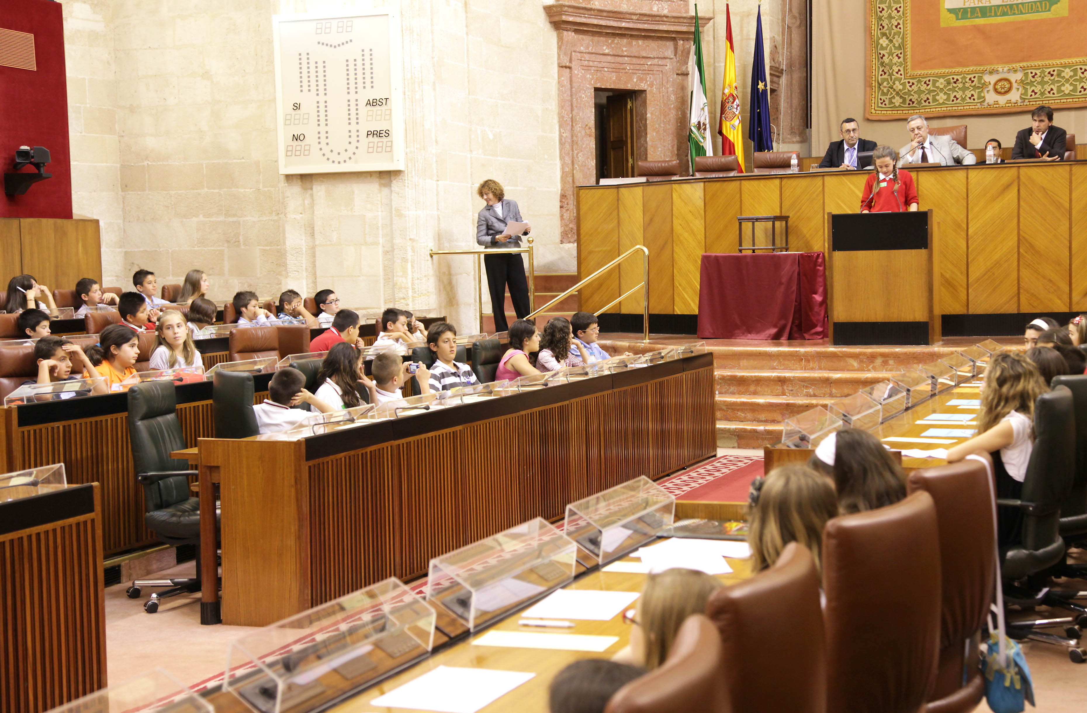 Los escolares ocupan los escaos de los diputados