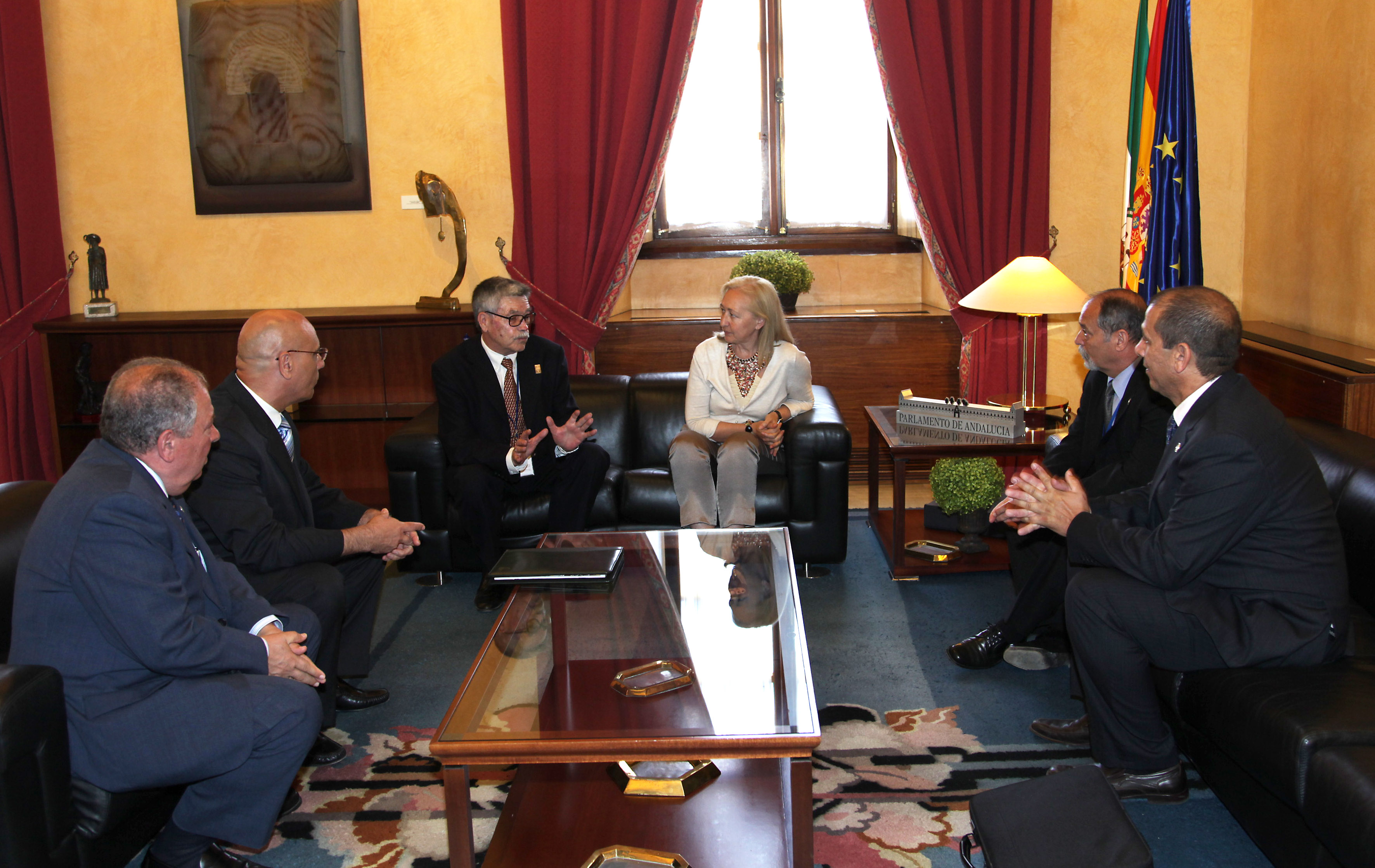 Fuensanta Coves conversa con una representacin de los radioaficionados de Andaluca en el Saln de Protocolo