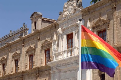 La bandera del Orgullo Gay ondea por primera vez en el Parlamento de Andaluc�a