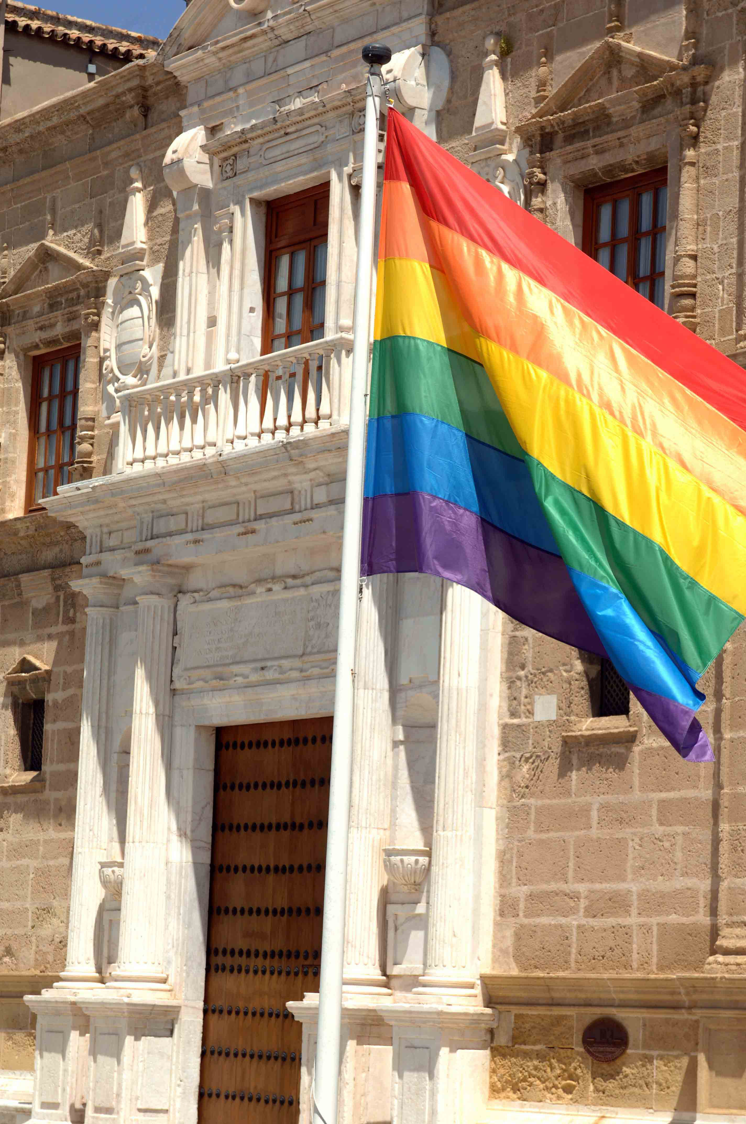 La izada de la bandera multicolor conmemora el D�a Internacional del Orgullo LGBT (Lesbiana, Gay, Bisexual, Transexual).