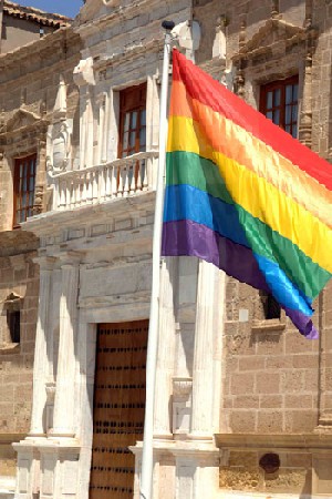 La izada de la bandera multicolor conmemora el D�a Internacional del Orgullo LGBT (Lesbiana, Gay, Bisexual, Transexual).