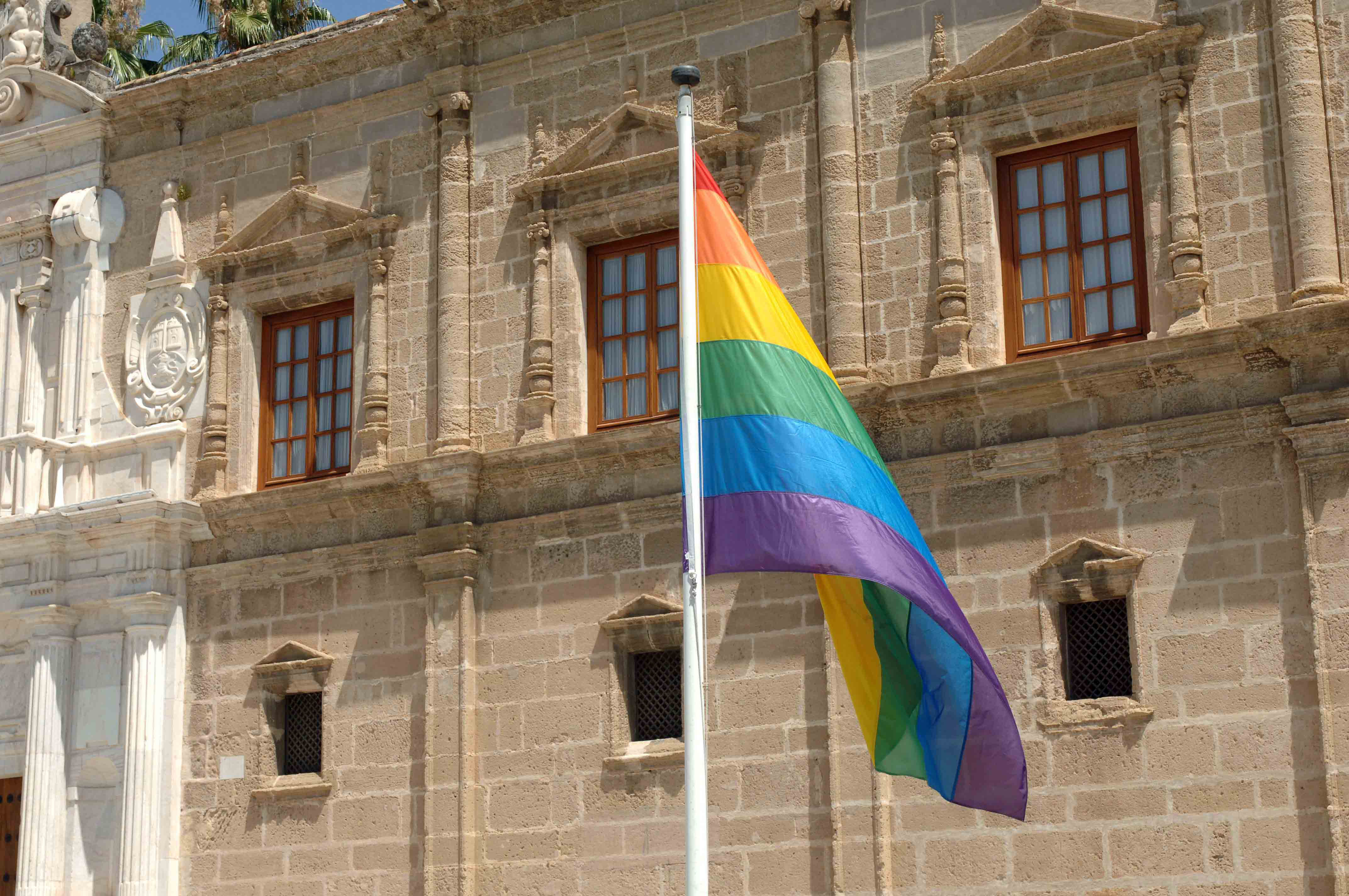 La bandera del arco�ris ondea en los jardines de la fachada principal del Parlamento andaluz desde las 9 de la ma�ana y durante toda la jornada. 