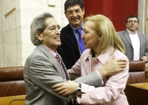 La presidenta del Parlamento, Fuensanta Coves, saluda al diputado del Grupo parlamentario IULV-CA Pedro Vaquero