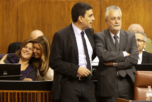 El portavoz del Grupo parlamentario Socialista, Mario Jim�nez, dialoga con el presidente de la Junta, Jos� Antonio Gri��n