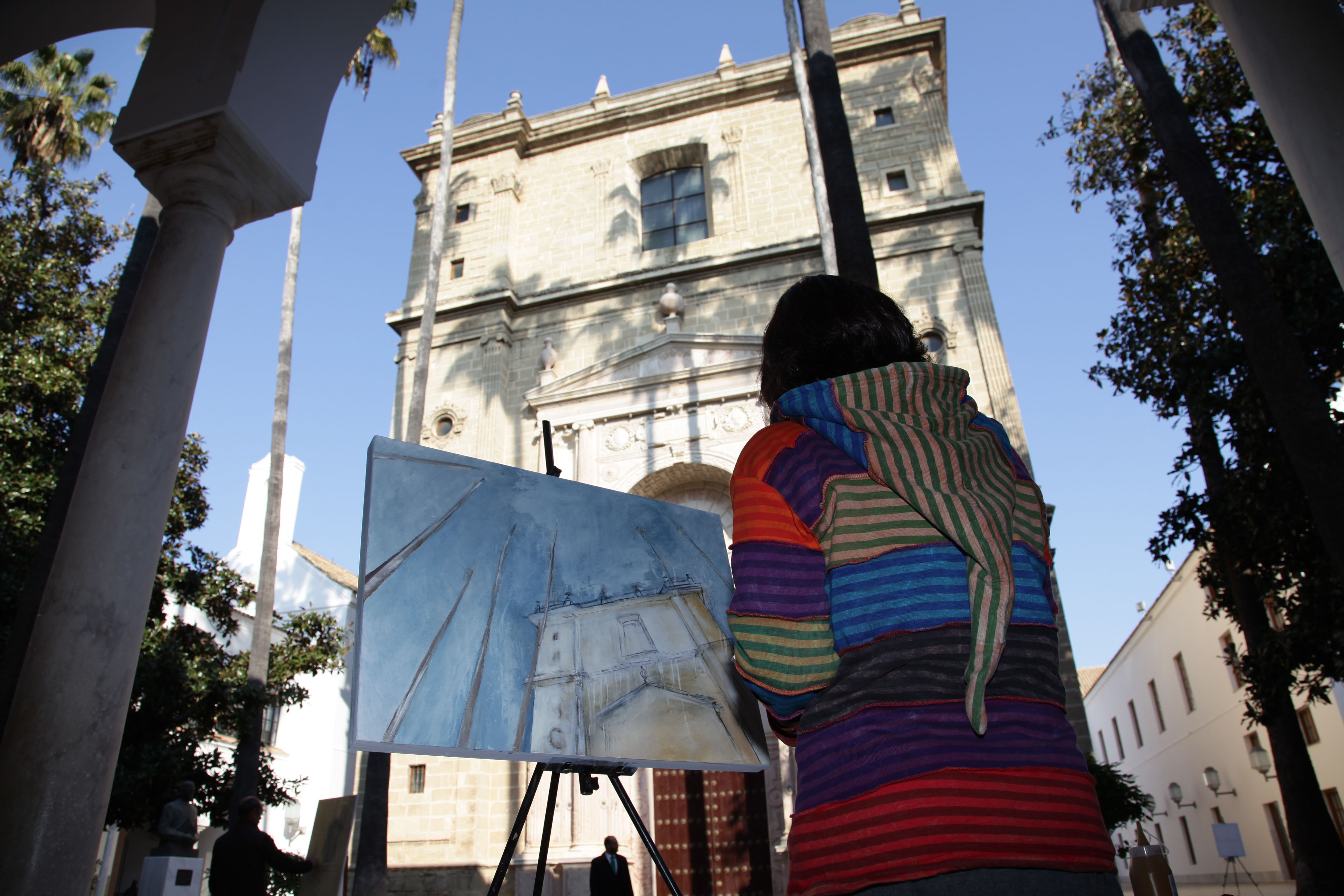 Una pintora dibujando la fachada de la iglesia del antiguo Hospital de las Cinco LLagas