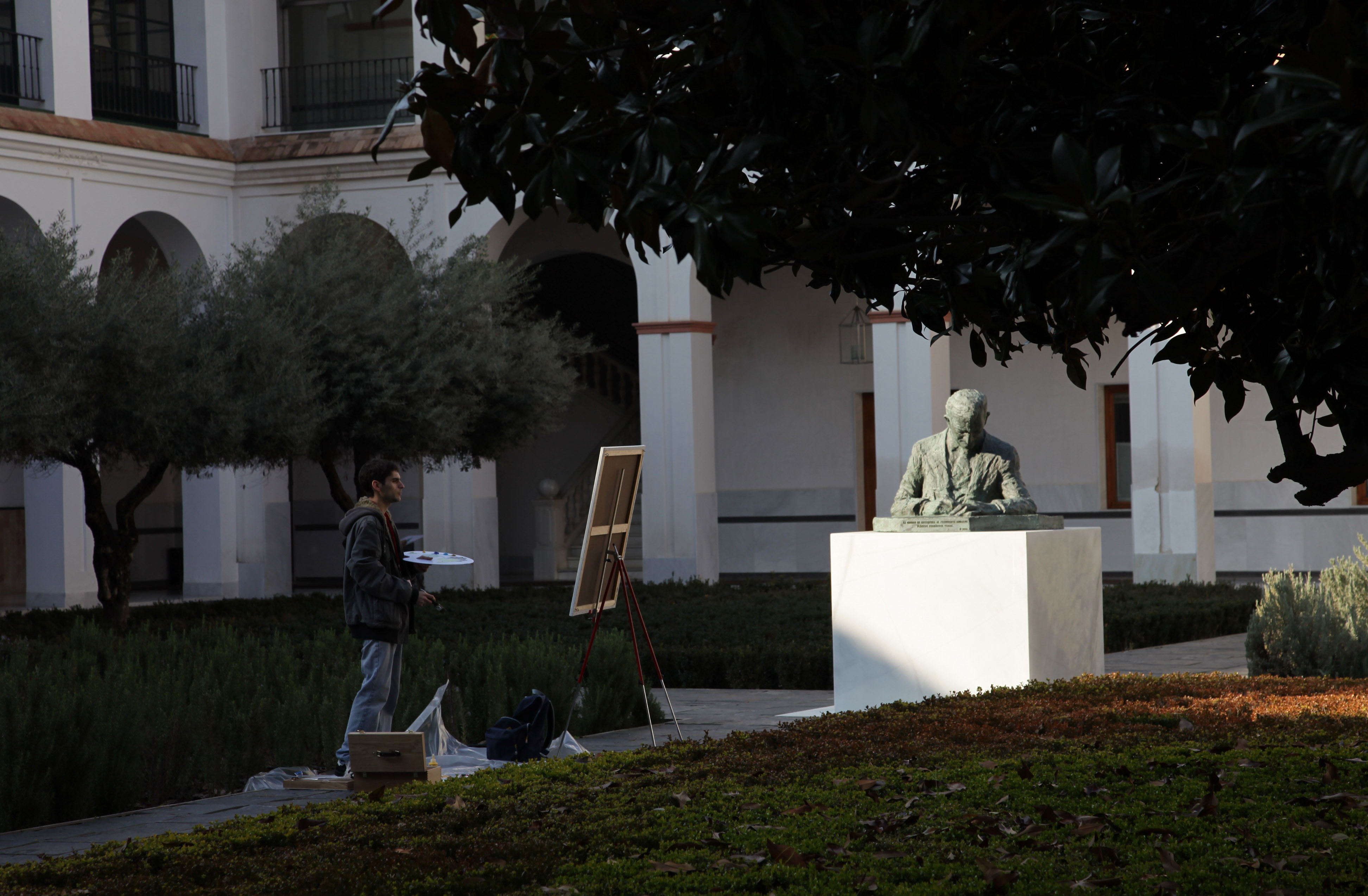 Un pintor delante del busto de Pl�cido Fern�ndez-Viagas, en el Patio del Cardenal