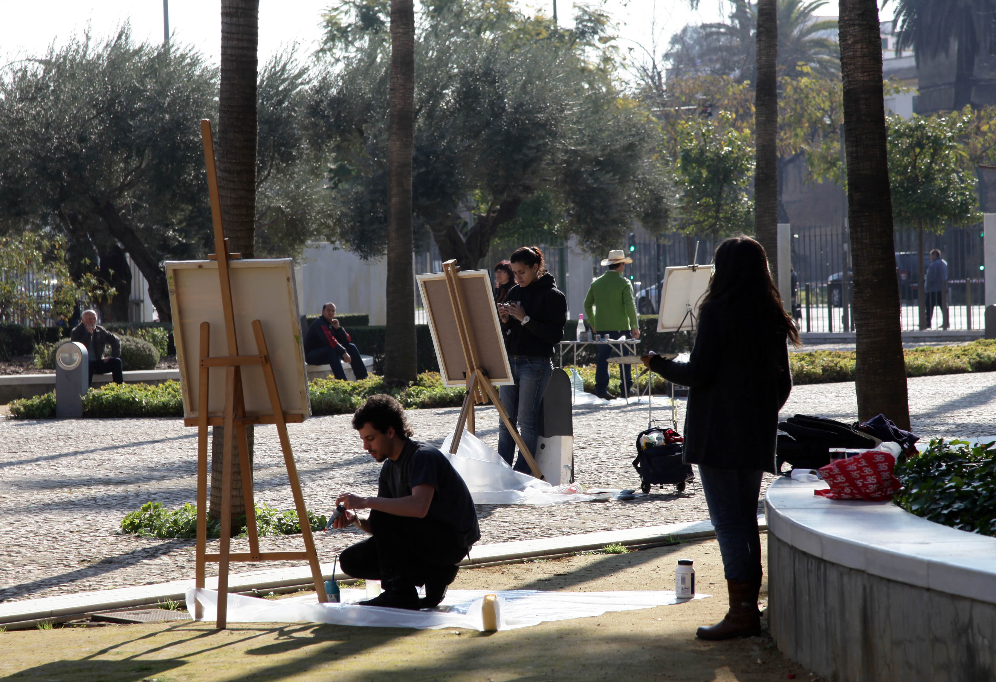 Pintores en los jardines de la fachada del Parlamento