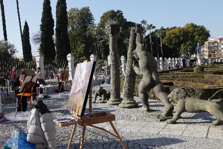 Artistas junto a la escultura de H�rcules