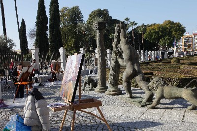 Artistas junto a la escultura de H�rcules