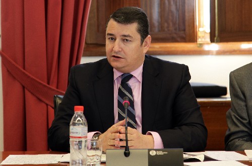 Antonio Sanz, del Grupo Popular, interviene en la reuni�n de la Diputaci�n Permanente celebrada esta ma�ana