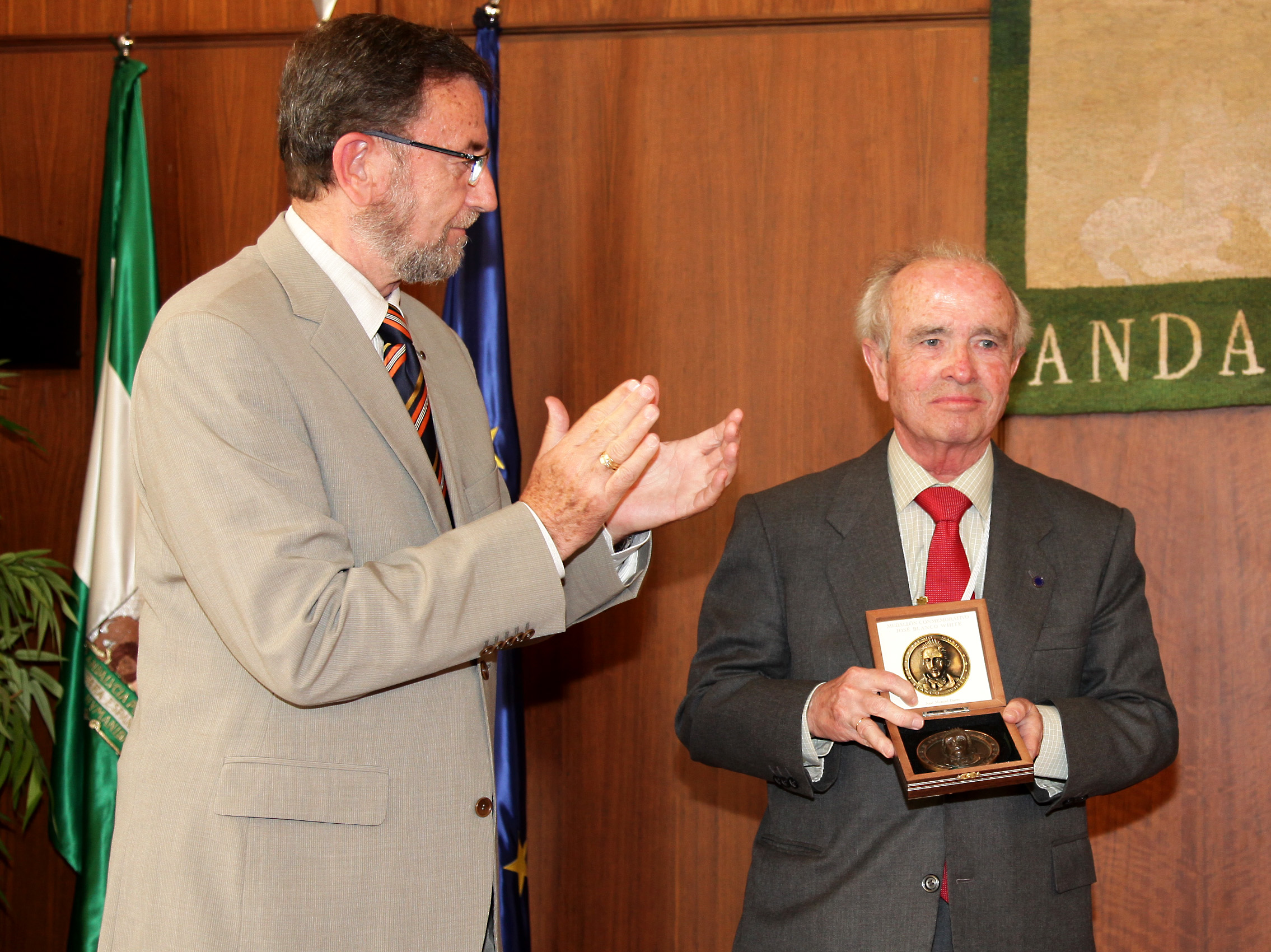 El presidente del Parlamento, Manuel Gracia, entrega el V Premio Blanco White a Juan Antonio Carrillo Salcedo