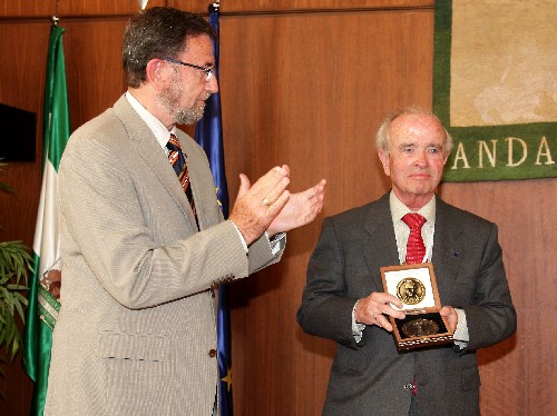 El presidente del Parlamento, Manuel Gracia, entrega el V Premio Blanco White a Juan Antonio Carrillo Salcedo