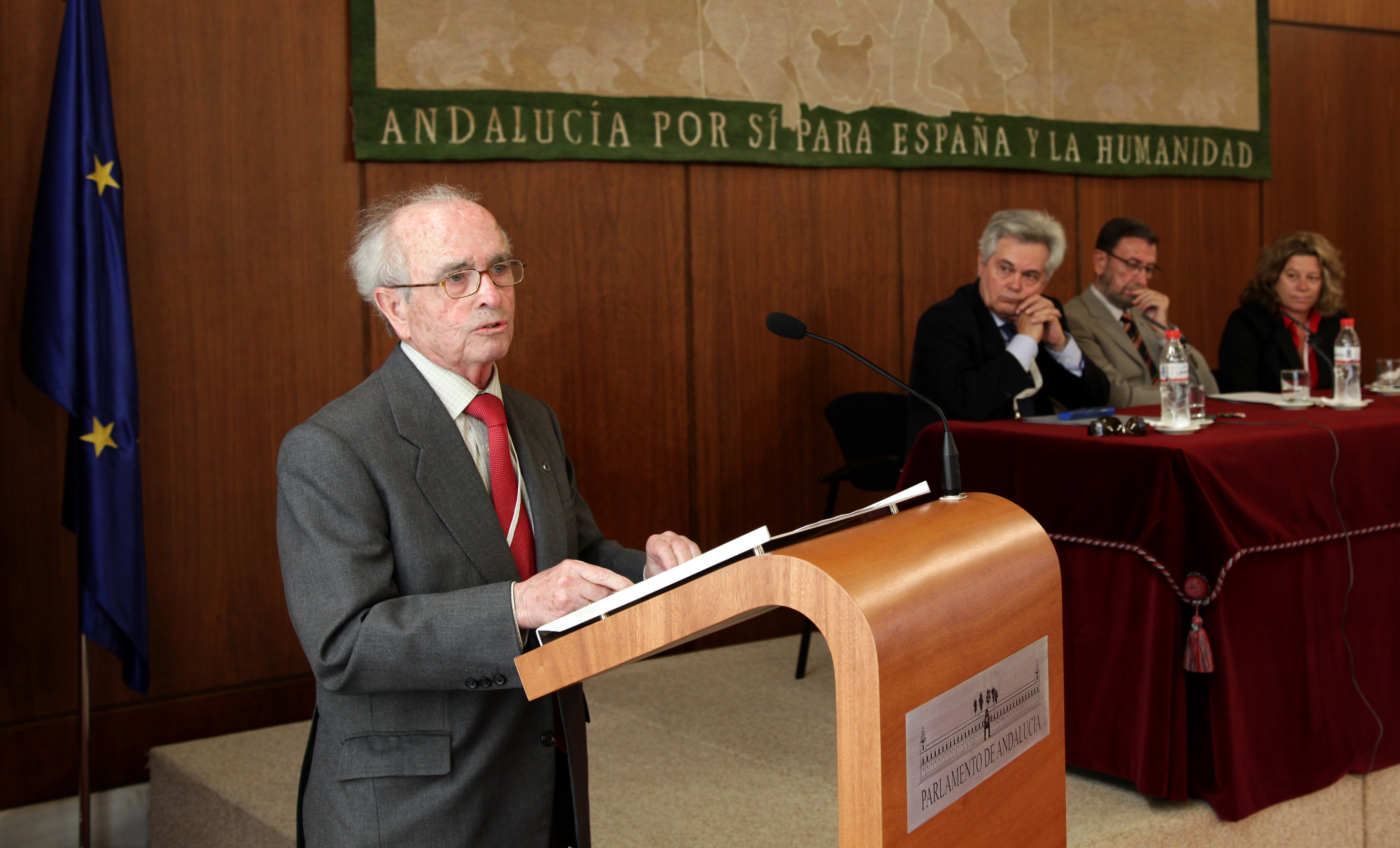 El premiado Juan Antonio Carrillo Salcedo durante su discurso