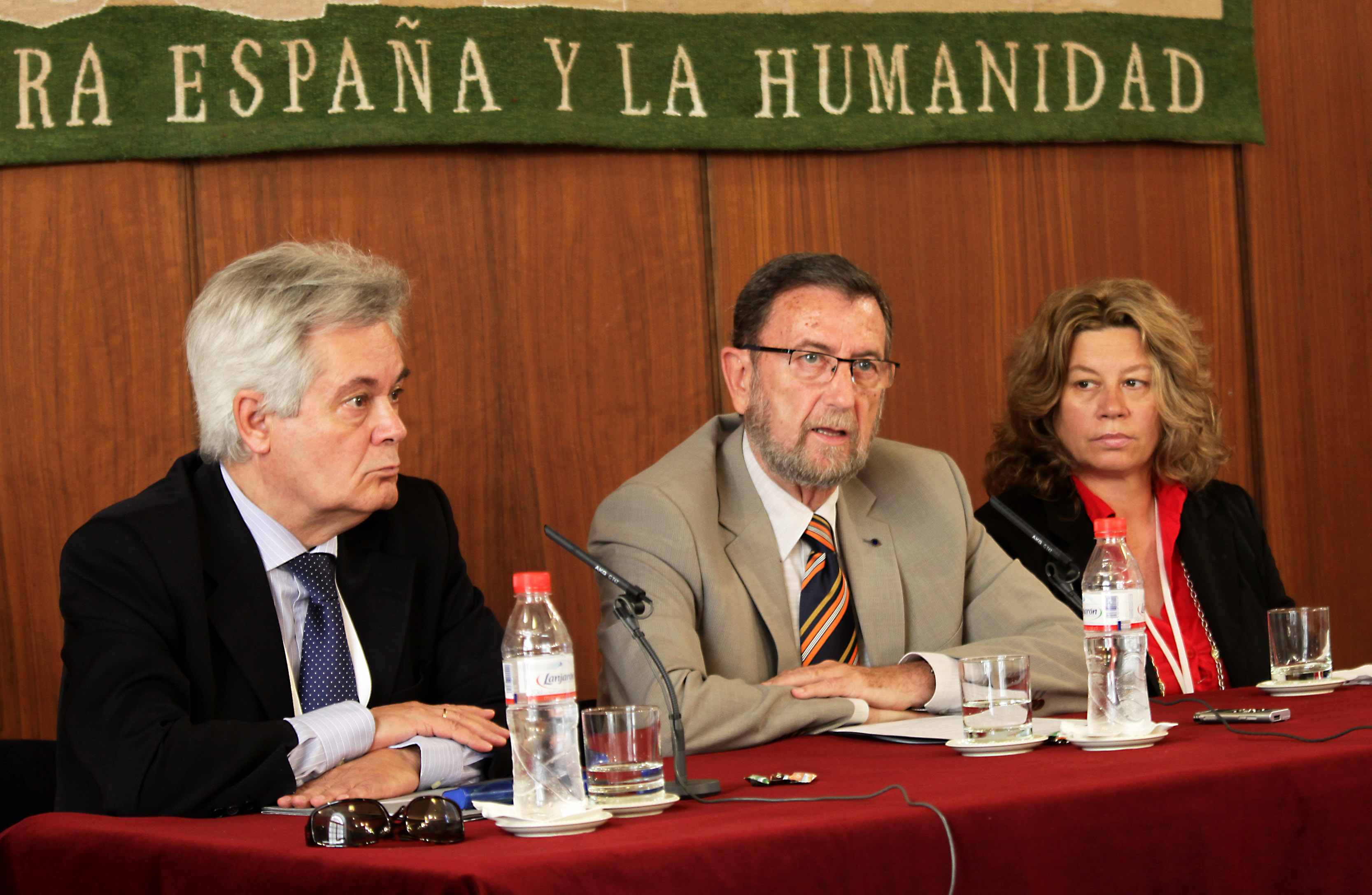 Manuel Gracia, presidente del Parlamento y nuevo presidente del CAME, durante su intervenci�n junto a su antecesor, Antonio Jara y la secretaria del Consejo