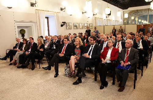 Autoridades y p�blico asistentes al acto