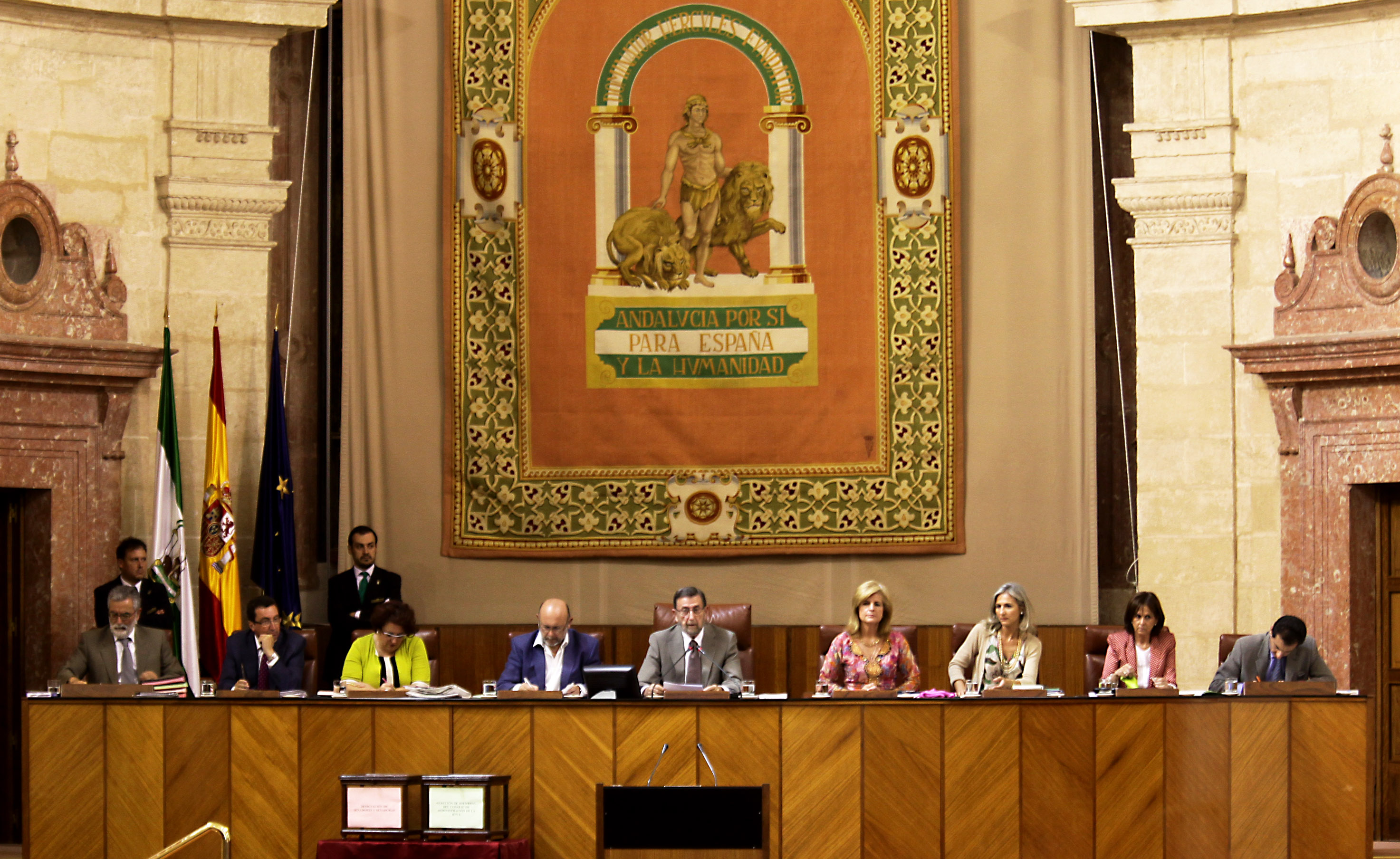 La Mesa del Parlamento, durante la lectura de la Declaraci�n Institucional en conmemoraci�n del trig�simo aniversario de las primeras elecciones auton�micas andaluzas