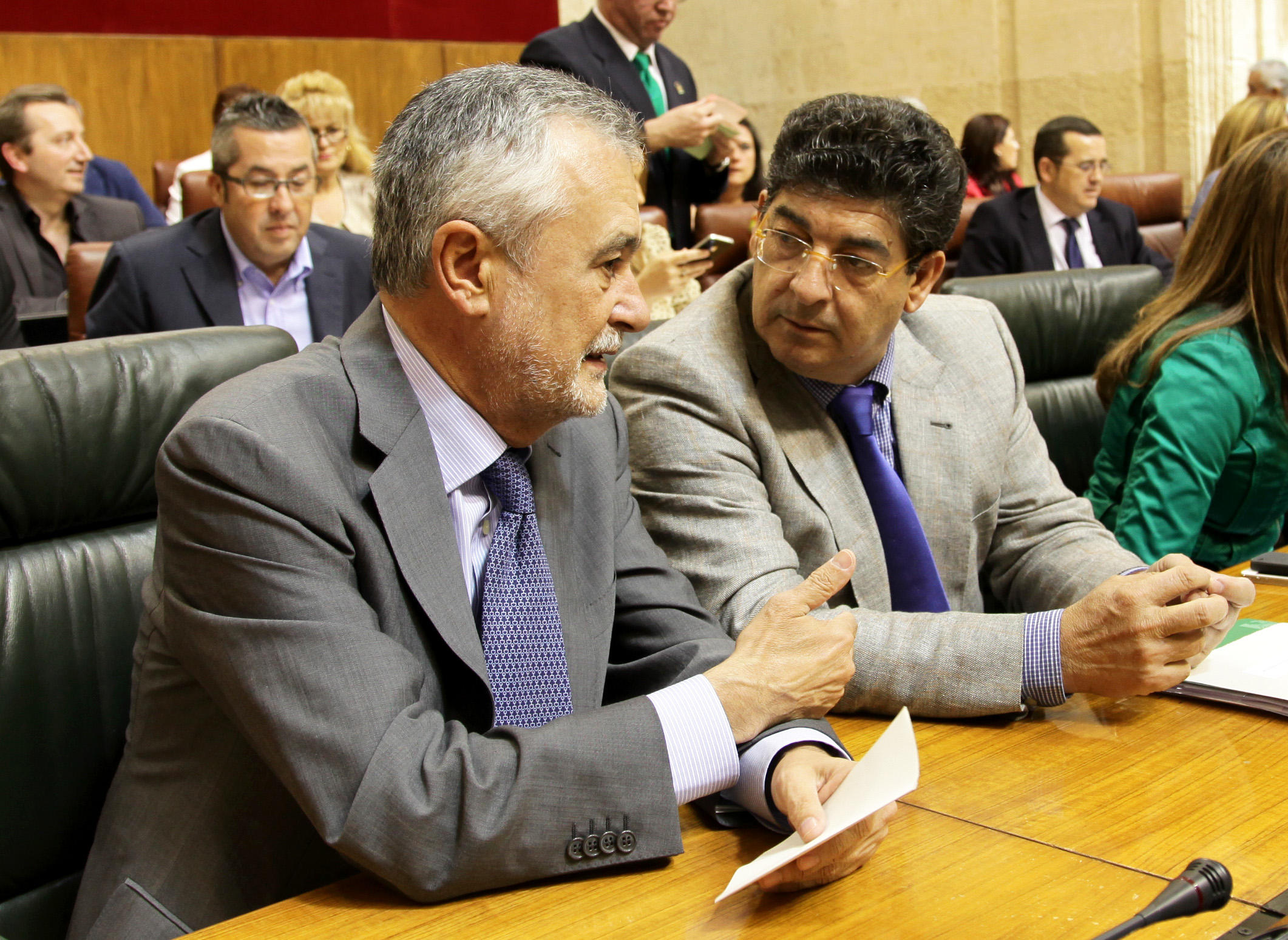 El presidente y el vicepresidente de la Junta de Andaluc�a, al comienzo de la sesi�n plenaria