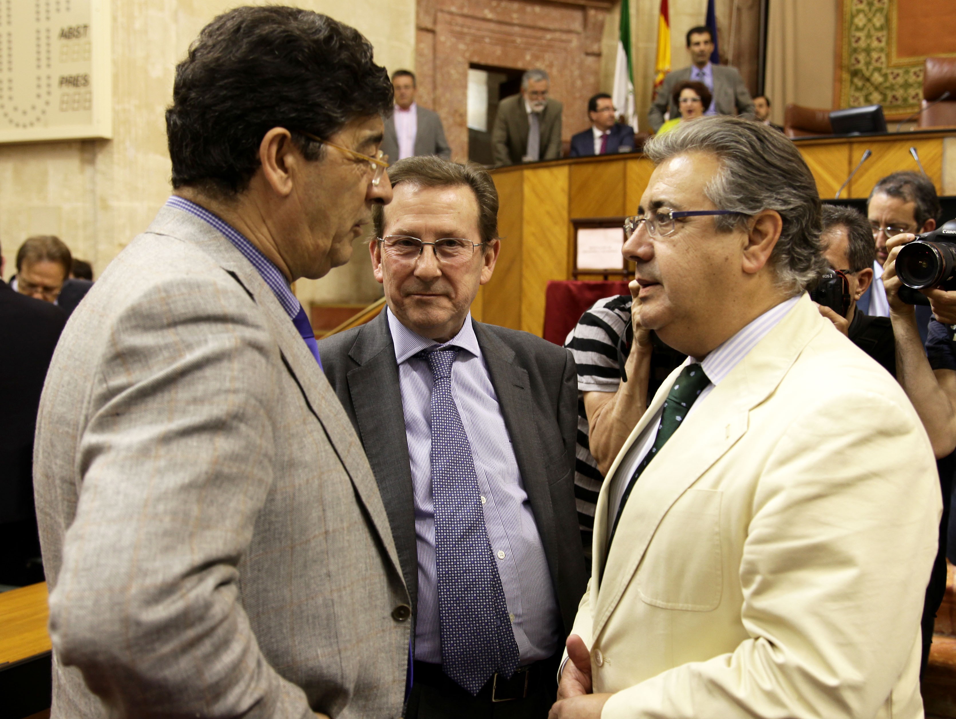 Diego Valderas, Emilio de Llera y Juan Ignacio Zoido, minutos antes del comienzo del Pleno
