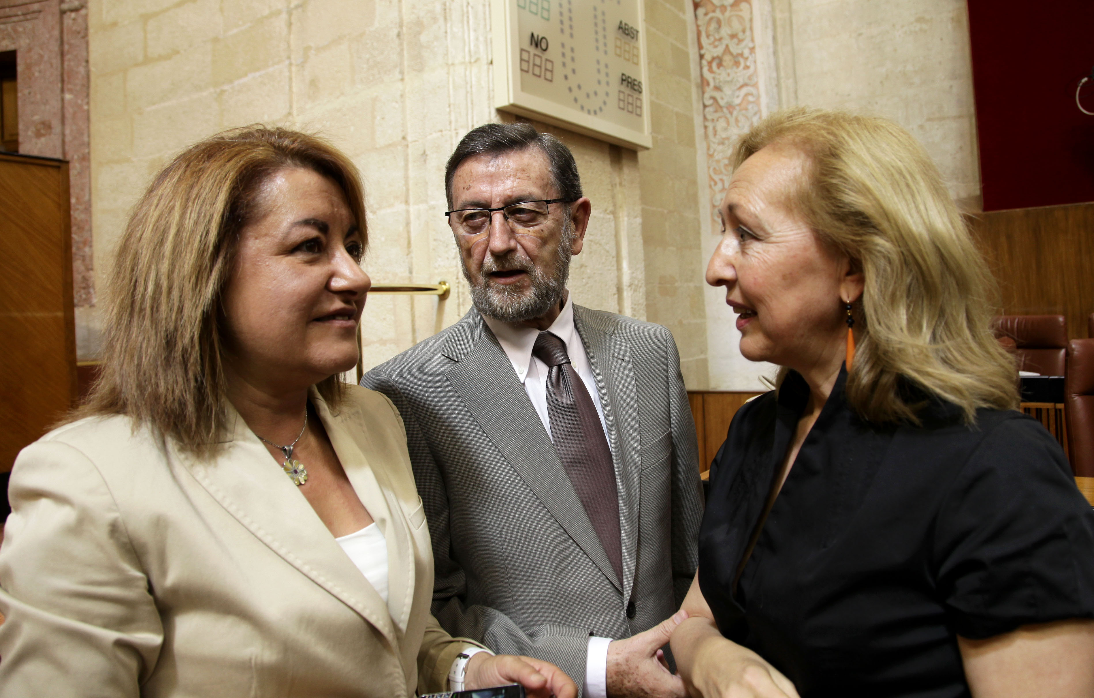 El presidente del Parlamento, junto a las diputadas Antonia Moro y Fuensanta Coves, designadas senadoras en representaci�n de la Comunidad Aut�noma