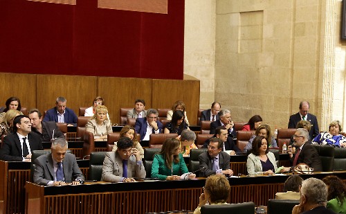 Los miembros del Gobierno y los diputados del Grupo Socialista, en un momento de la sesi�n