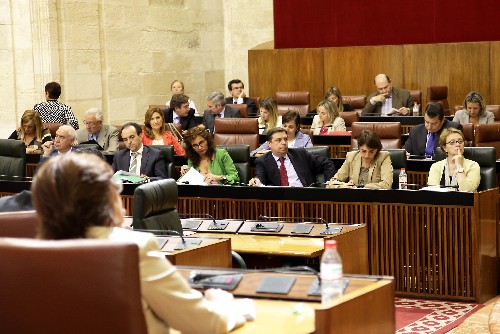 Seis consejeros de la Junta de Andaluc�a siguen el Pleno desde sus esca�os, ubicados delante de la bancada del Grupo Popular