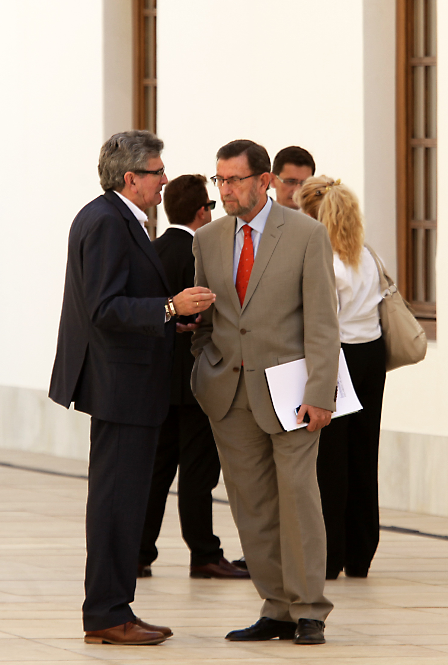 El presidente del Parlamento conversa con el diputado Luis Pizarro antes del comienzo de la sesi�n
