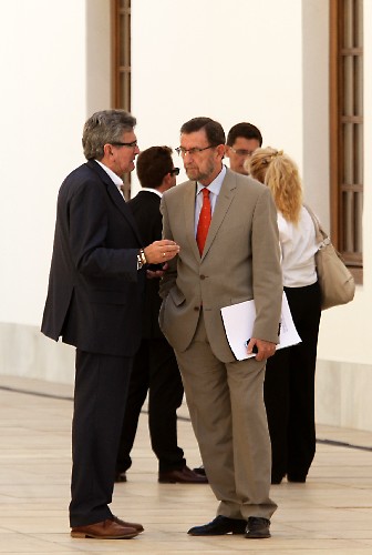 El presidente del Parlamento conversa con el diputado Luis Pizarro antes del comienzo de la sesi�n