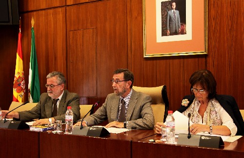 El presidente de la C�mara, Manuel Gracia, acompa�ado por el letrado y la secretaria tercera, dirige la sesi�n constitutiva de la Comisi�n de Presidencia e Igualdad 