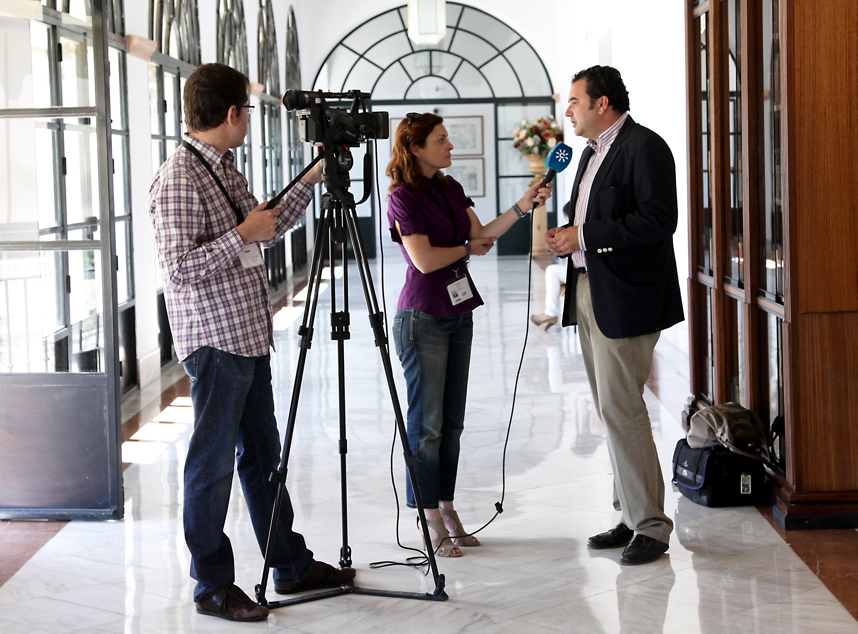 El nuevo presidente de la Comisi�n de Agricultura, Pesca y Medio Ambiente, Jos� Cara, atiende a una reportera de televisi�n