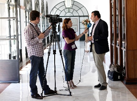 El nuevo presidente de la Comisi�n de Agricultura, Pesca y Medio Ambiente, Jos� Cara, atiende a una reportera de televisi�n