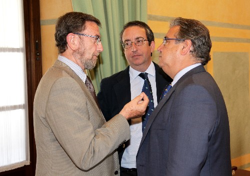 Manuel Gracia conversa con Juan Ignacio Zoido, elegido presidente de la Comisi�n del Estatuto de los Diputados, y Rafael Salas Machuca