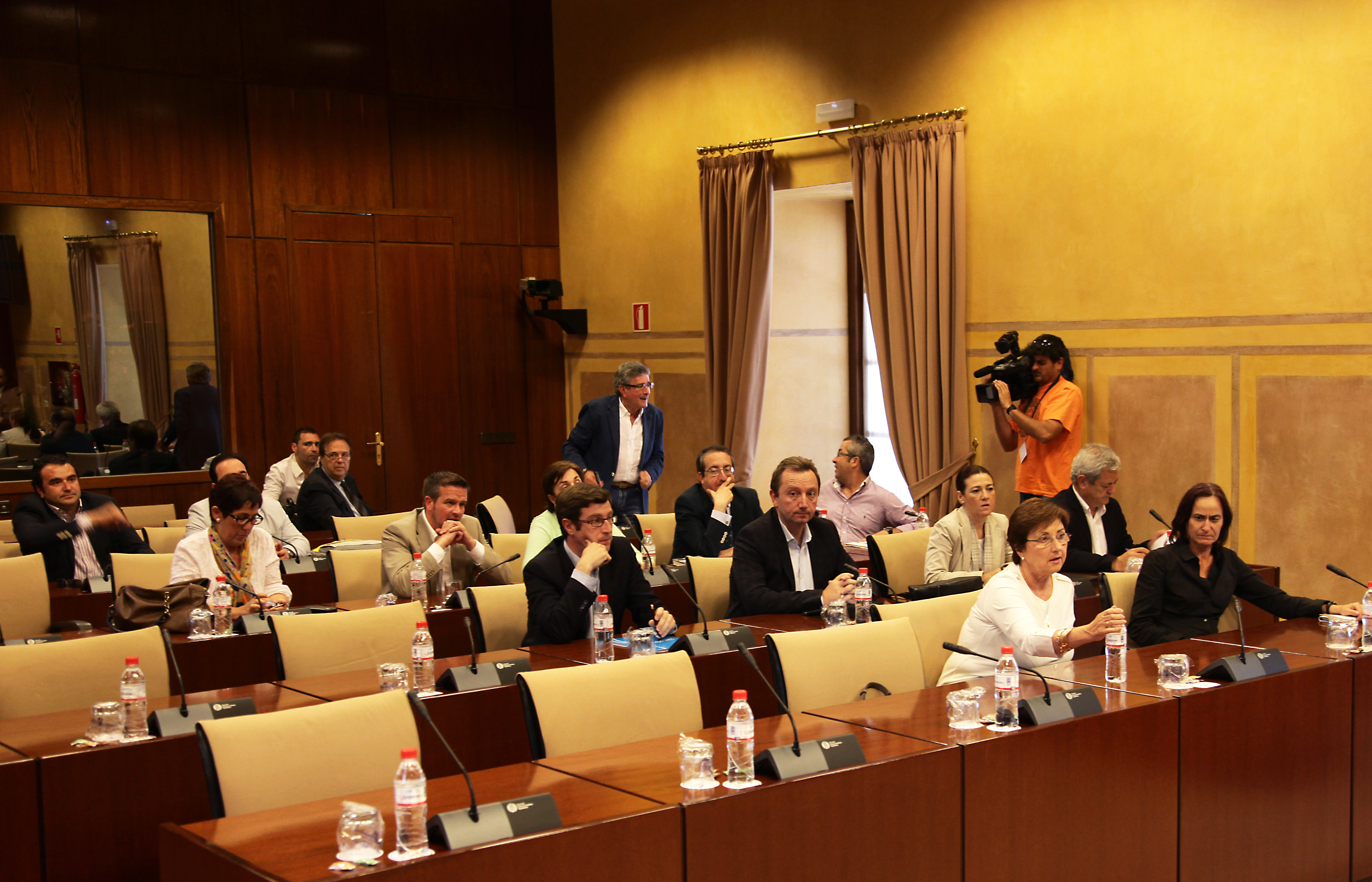 Diputados durante la sesi�n constitutiva de la Comisi�n de Control de la RTVA