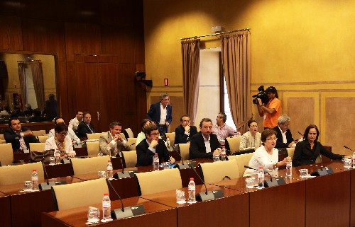 Diputados durante la sesi�n constitutiva de la Comisi�n de Control de la RTVA